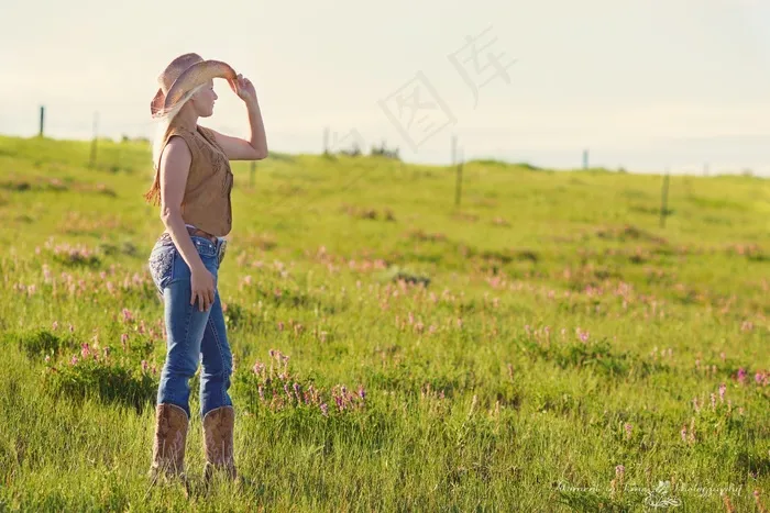 草原,薰衣草,麦田,稻田,滑草,牛仔靴和帽子站在草丛中视线的女人