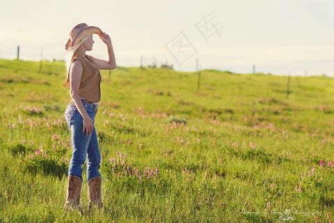 草原,薰衣草,麦田,稻田,滑草,牛仔靴和帽子站在草丛中视线的女人