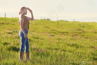 草原,薰衣草,麦田,稻田,滑草,牛仔靴和帽子站在草丛中视线的女人
