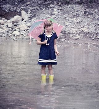 人，人的，儿童，女孩，水，雨，屏幕