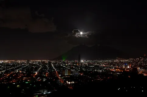 蒙特雷,城市的灯光,夜,月亮,城市,地平线 蒙特雷,城市的灯光,夜,月亮,城市,地平线