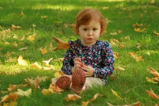 婴儿，女孩，赤褐色，秋，黄色，叶子，无罪
