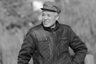 黑色和白色的男人微笑着的肖像