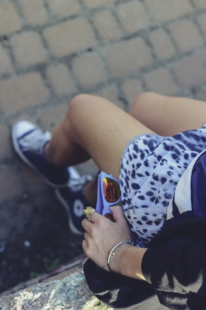 太阳镜，手，首饰，珠宝，腿，短裤