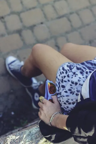 太阳镜，手，首饰，珠宝，腿，短裤