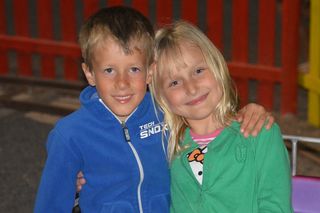 男孩,合照,女孩,美女,夏令营,小朋友在花园里拥抱