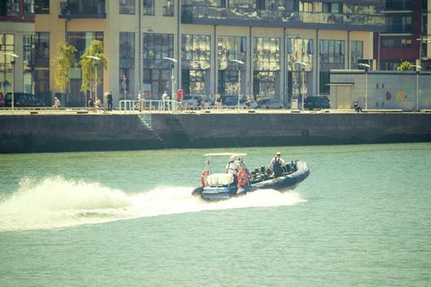 摩托艇,轿车,水上巴士,街道,居民楼,城市船河快艇