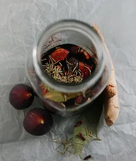 无花果,生姜,草药,草药,迷迭香,醋 无花果,生姜,草药,草药,迷迭香,醋