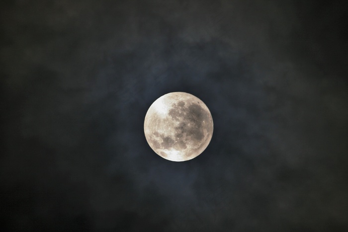满月，月亮，夜晚，天空，多云，斑驳，有雾