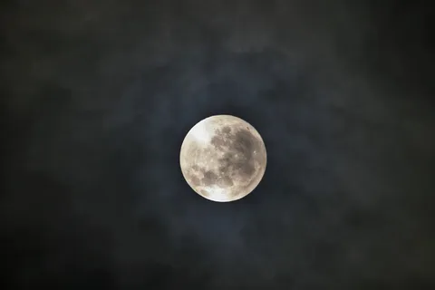 满月，月亮，夜晚，天空，多云，斑驳，有雾