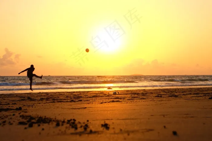 天空,湖泊,海洋,霞光,,在日落时在海滩上踢球的人的身影