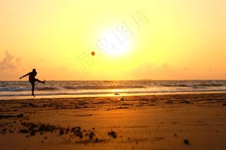 天空,湖泊,海洋,霞光,,在日落时在海滩上踢球的人的身影
