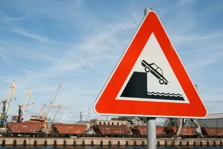 公共标示,交通标志,交通路牌,道路警示牌,汽车警示牌,前面的河岸