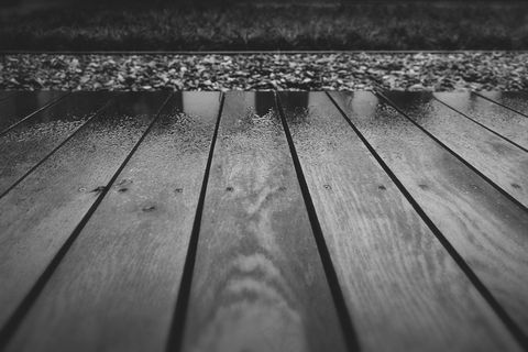 木头，甲板，露台，潮湿，下着雨，黑色和白色