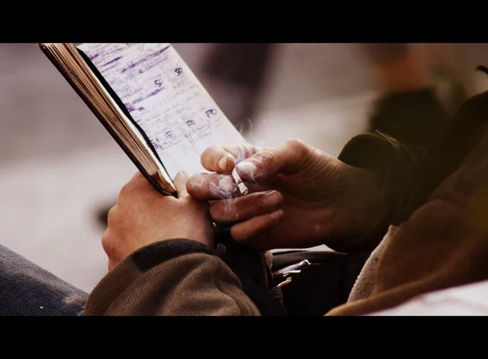 香烟，日记，笔记，手