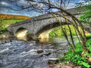 桥梁，河流，快速流动的水