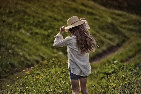 人，人的，女孩，帽子，雨，天气心情，自然