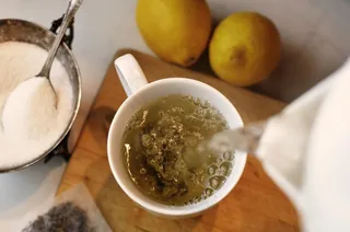 绿豆沙,玻璃杯,碗,绿粥,菜肴,从茶壶倒进杯子里的水