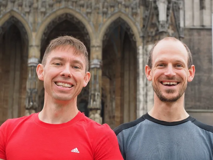 微笑在教堂前的游客肖像