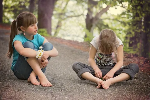 儿童,人类,女孩,坐在,谈话,道路,离 儿童,人类,女孩,坐在,谈话,道路,离