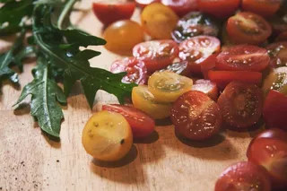 水果,圣女果,枣,水果拼盘,蛋糕,芝麻菜和樱桃西红柿切片