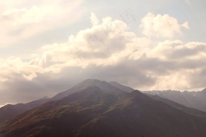山峦,冰雪,云雾,天空,树,山自然云多云