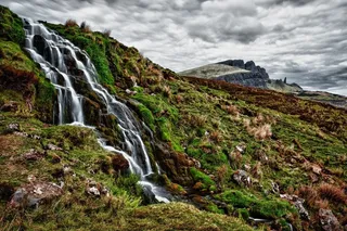 瀑布,江河,山峦,峡谷,树,在喜怒无常的天空下的森林景观