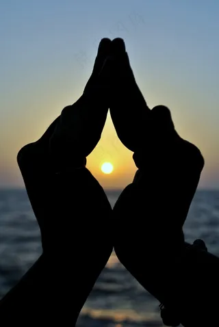 折叠的手，在一起，剪影，手指，光，天空