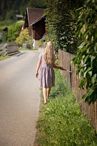人，人的，儿童，女孩，长长的头发，连衣裙，道路
