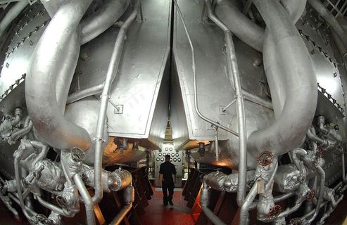 机舱，医院船，水手，工人，维修