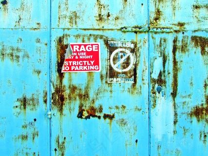 背景，车库门，禁止停车，脏门