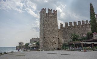 斯卡利杰尔城堡，西尔苗内，加尔达湖，意大利，旅游