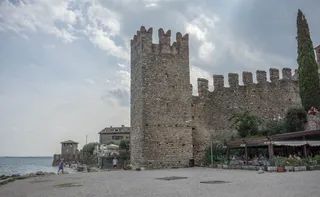 斯卡利杰尔城堡，西尔苗内，加尔达湖，意大利，旅游