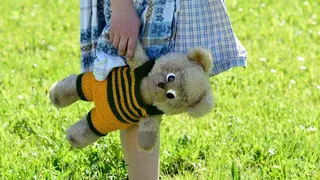 女孩，儿童，泰迪熊，泰迪，玩具，草地，出