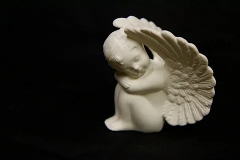 工艺品,玉器,石膏模型,蘑菇,玩具,工作室拍摄的天使闭着眼睛拥抱制服