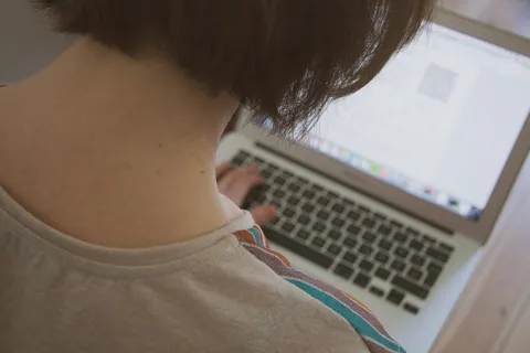 游戏本,指纹识别器,平板电脑,笔记本,通风机,笔记本电脑上工作的年轻女子