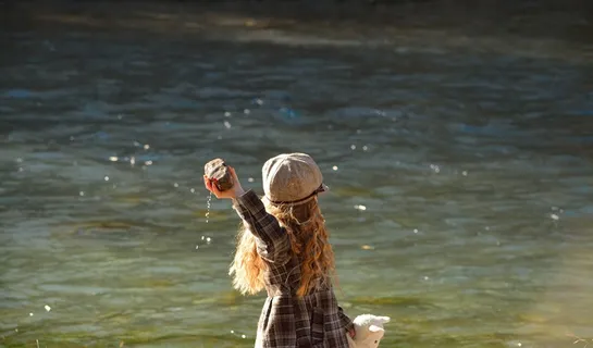 儿童，女孩，水，石头