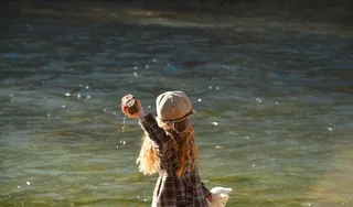 儿童，女孩，水，石头