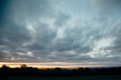 天空,雨云,阴云密布,树,雨层云,黄昏的天空 天空,雨云,阴云密布,树,雨层云,黄昏的天空