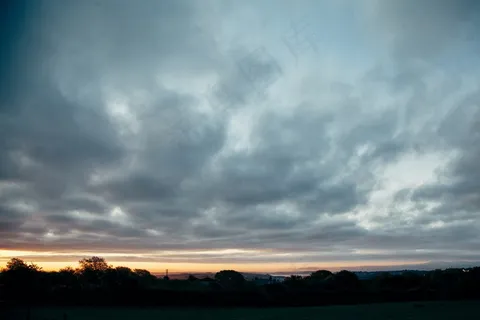 天空,雨云,阴云密布,树,雨层云,黄昏的天空 天空,雨云,阴云密布,树,雨层云,黄昏的天空