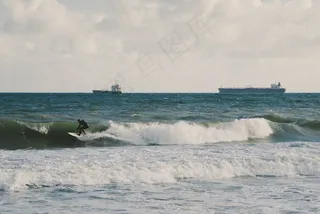 海洋,冲浪,滑水,蓝鲸,游艇,冲浪者与背景中的船