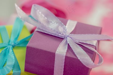 五颜六色的礼物，用丝带的特写镜头