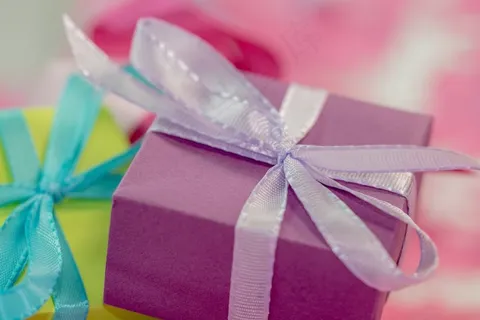 五颜六色的礼物，用丝带的特写镜头