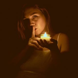 头发,美女,黑色桌面,时装T台,小窝,嘘小宝贝。一言不发。妈妈知道你想要什么。您的愿望听得到了。