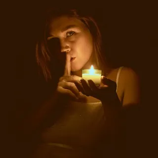 头发,美女,黑色桌面,时装T台,小窝,嘘小宝贝。一言不发。妈妈知道你想要什么。您的愿望听得到了。