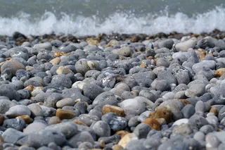 圆石滩，波浪，海边，地中海，汹涌的大海