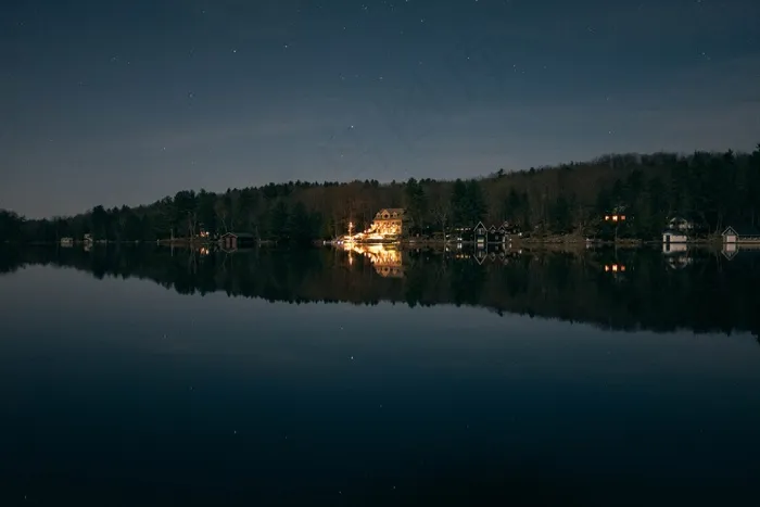 湖泊风景，海岸，建筑物，房屋，水，反射，平静
