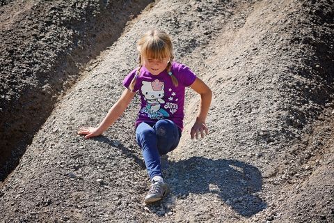 人，人，儿童，女孩，金发，沙山，石头