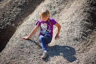 人，人，儿童，女孩，金发，沙山，石头