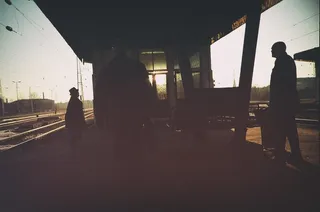 门,街道,室内一角,轿车,城市街道,在火车站上行走的人的身影